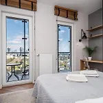Apartamento Wola Tower Deluxe Separate Bedroom With Free Garage - By Perfect *