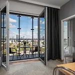 Wola Tower Deluxe Separate Bedroom With Free Garage - By Perfect * Varsóvia