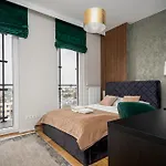 Apartamento Wola Tower Deluxe Separate Bedroom With Free Garage - By Perfect *