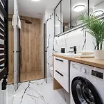 Apartamento Wola Tower Deluxe Separate Bedroom With Free Garage - By Perfect Varsóvia