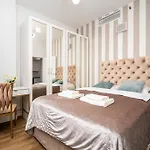 Wola Tower Deluxe Separate Bedroom With Free Garage - By Perfect Varsóvia