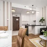 Wola Tower Deluxe Separate Bedroom With Free Garage - By Perfect * Varsóvia