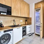 Apartamento Wola Tower Deluxe Separate Bedroom With Free Garage - By Perfect