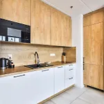 Apartamento Wola Tower Deluxe Separate Bedroom With Free Garage - By Perfect Varsóvia