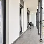 Wola Tower Deluxe Separate Bedroom With Free Garage - By Perfect Apartamento Varsóvia