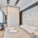 Apartamento Wola Tower Deluxe Separate Bedroom With Free Garage - By Perfect
