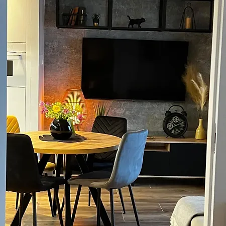 아파트 Wola Tower Deluxe Separate Bedroom With Free Garage - By Perfect 바르샤바