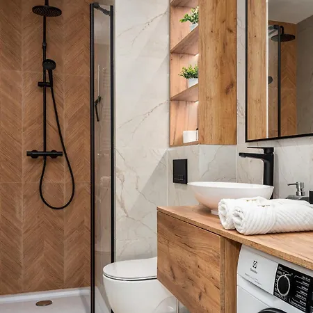 Wola Tower Deluxe Separate Bedroom With Free Garage - By Perfect * 바르샤바