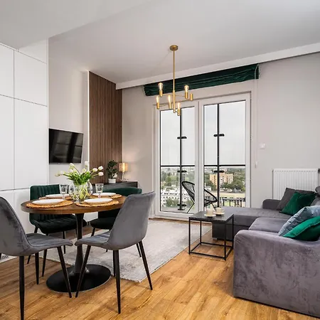 Wola Tower Deluxe Separate Bedroom With Free Garage - By Perfect * 바르샤바