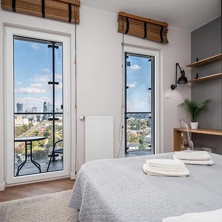 아파트 Wola Tower Deluxe Separate Bedroom With Free Garage - By Perfect *