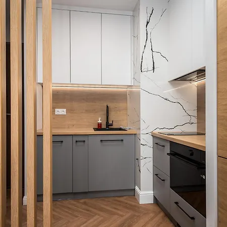 아파트 Wola Tower Deluxe Separate Bedroom With Free Garage - By Perfect