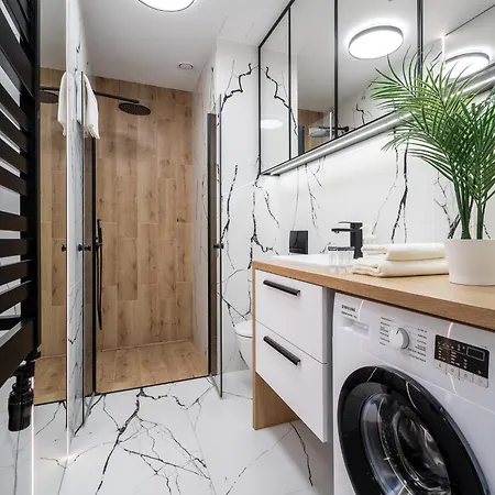 아파트 Wola Tower Deluxe Separate Bedroom With Free Garage - By Perfect 바르샤바