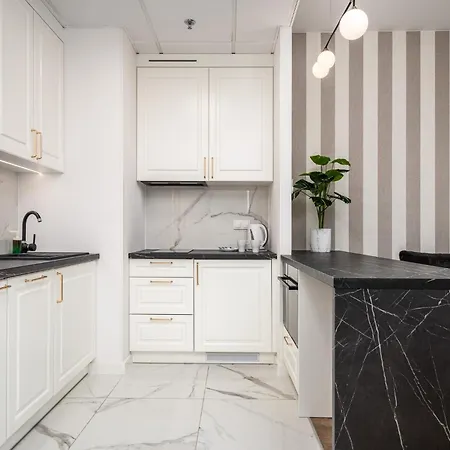 아파트 Wola Tower Deluxe Separate Bedroom With Free Garage - By Perfect *