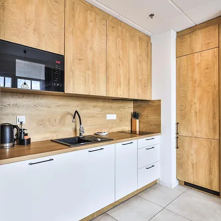 아파트 Wola Tower Deluxe Separate Bedroom With Free Garage - By Perfect 바르샤바