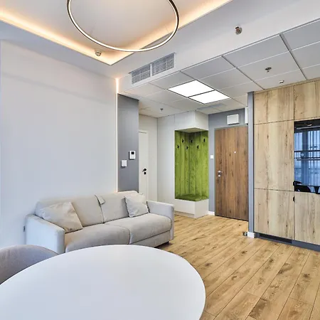 아파트 Wola Tower Deluxe Separate Bedroom With Free Garage - By Perfect *