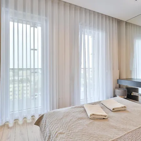 아파트 Wola Tower Deluxe Separate Bedroom With Free Garage - By Perfect *