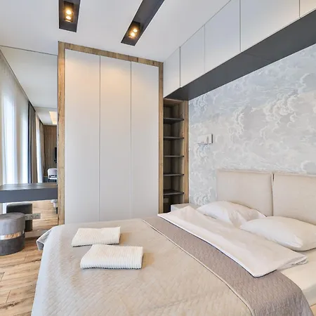 아파트 Wola Tower Deluxe Separate Bedroom With Free Garage - By Perfect