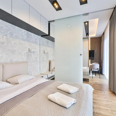 Wola Tower Deluxe Separate Bedroom With Free Garage - By Perfect 바르샤바