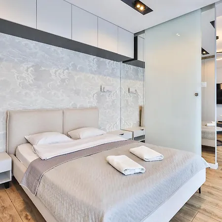 Wola Tower Deluxe Separate Bedroom With Free Garage - By Perfect * 바르샤바