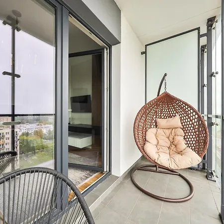 아파트 Wola Tower Deluxe Separate Bedroom With Free Garage - By Perfect *