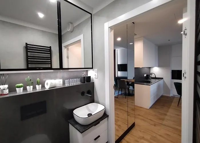 Wola Tower Deluxe Separate Bedroom With Free Garage - By Perfect Apartament *