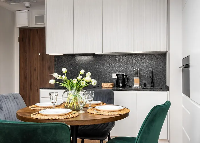 Wola Tower Deluxe Separate Bedroom With Free Garage - By Perfect Apartament