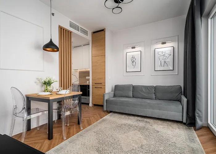 Wola Tower Deluxe Separate Bedroom With Free Garage - By Perfect