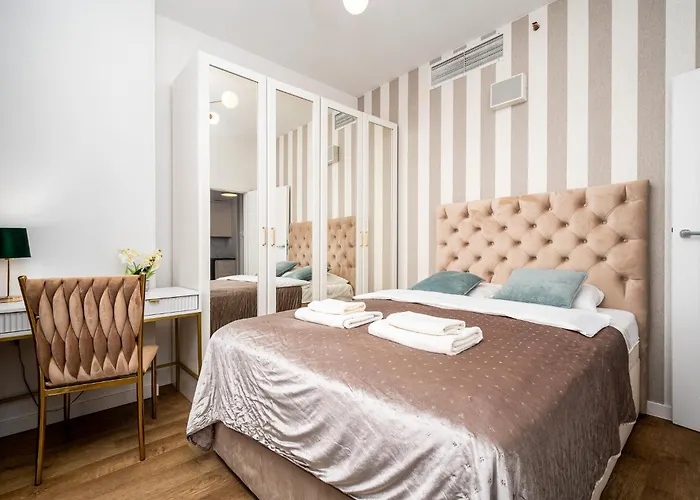 Wola Tower Deluxe Separate Bedroom With Free Garage - By Perfect Warszawa