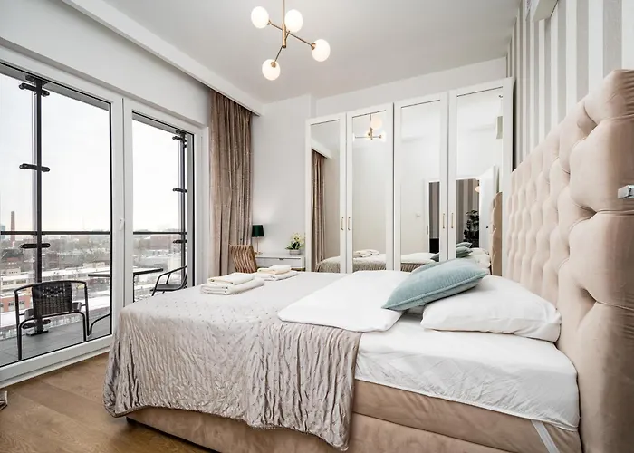 Wola Tower Deluxe Separate Bedroom With Free Garage - By Perfect Apartament