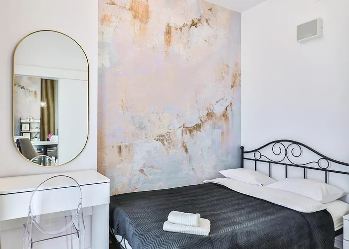 Wola Tower Deluxe Separate Bedroom With Free Garage - By Perfect