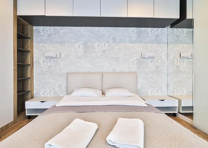 Wola Tower Deluxe Separate Bedroom With Free Garage - By Perfect Apartament