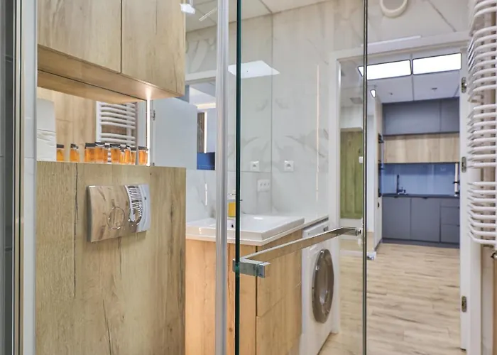 Wola Tower Deluxe Separate Bedroom With Free Garage - By Perfect