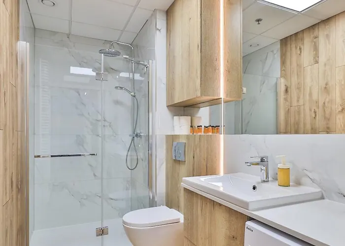 Wola Tower Deluxe Separate Bedroom With Free Garage - By Perfect Apartament